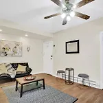 Center City Stylish Studio Mins From Everything