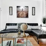Center City Stylish Studio Mins From Everything